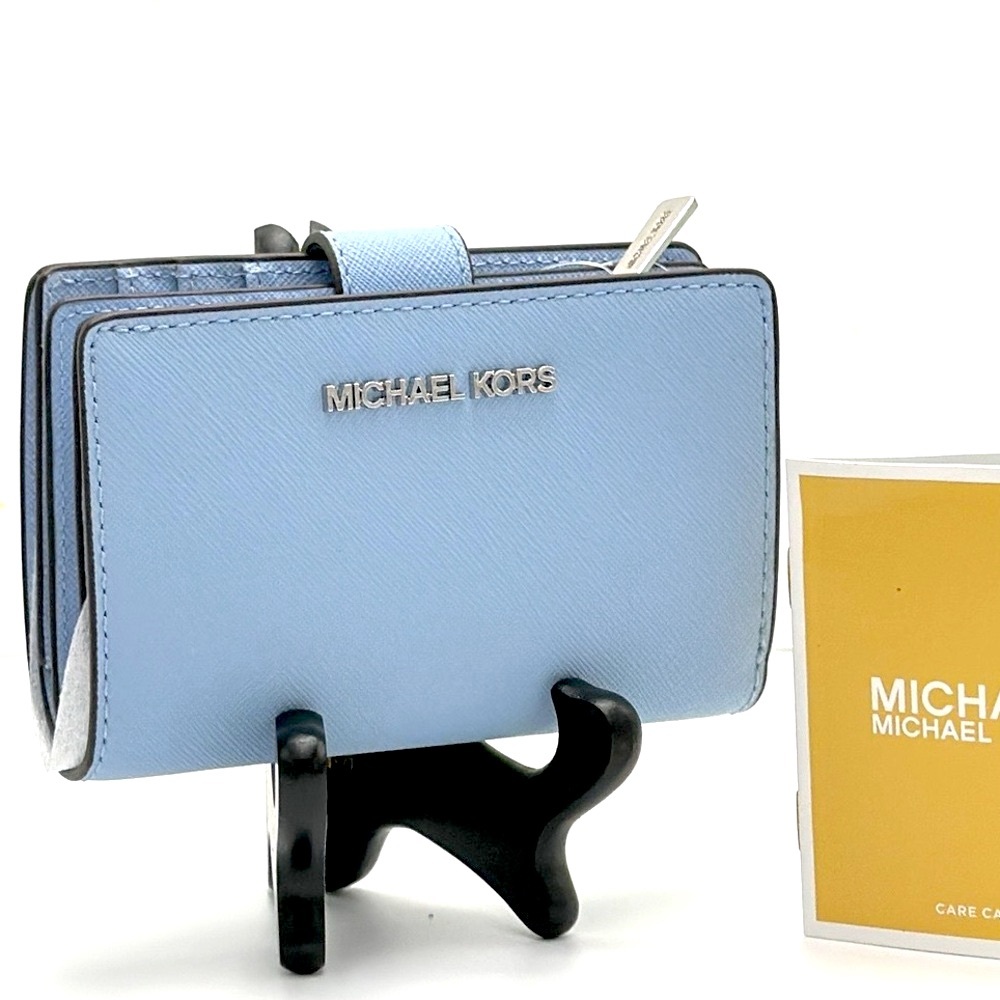 MICHAEL KORS Medium Saffiano Leather Bifold Zip CN Wallet
Sky Blue - Picture 1 of 14